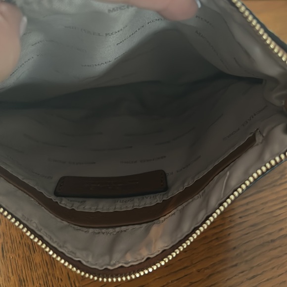 Michael Kors small pebbled leather messenger bag. Like new - Picture 4 of 10